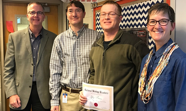 Image of Jeff Peterson receiving award.